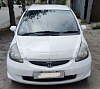 Дефлектор капота (шелкография белая) HONDA FIT (2001-06)